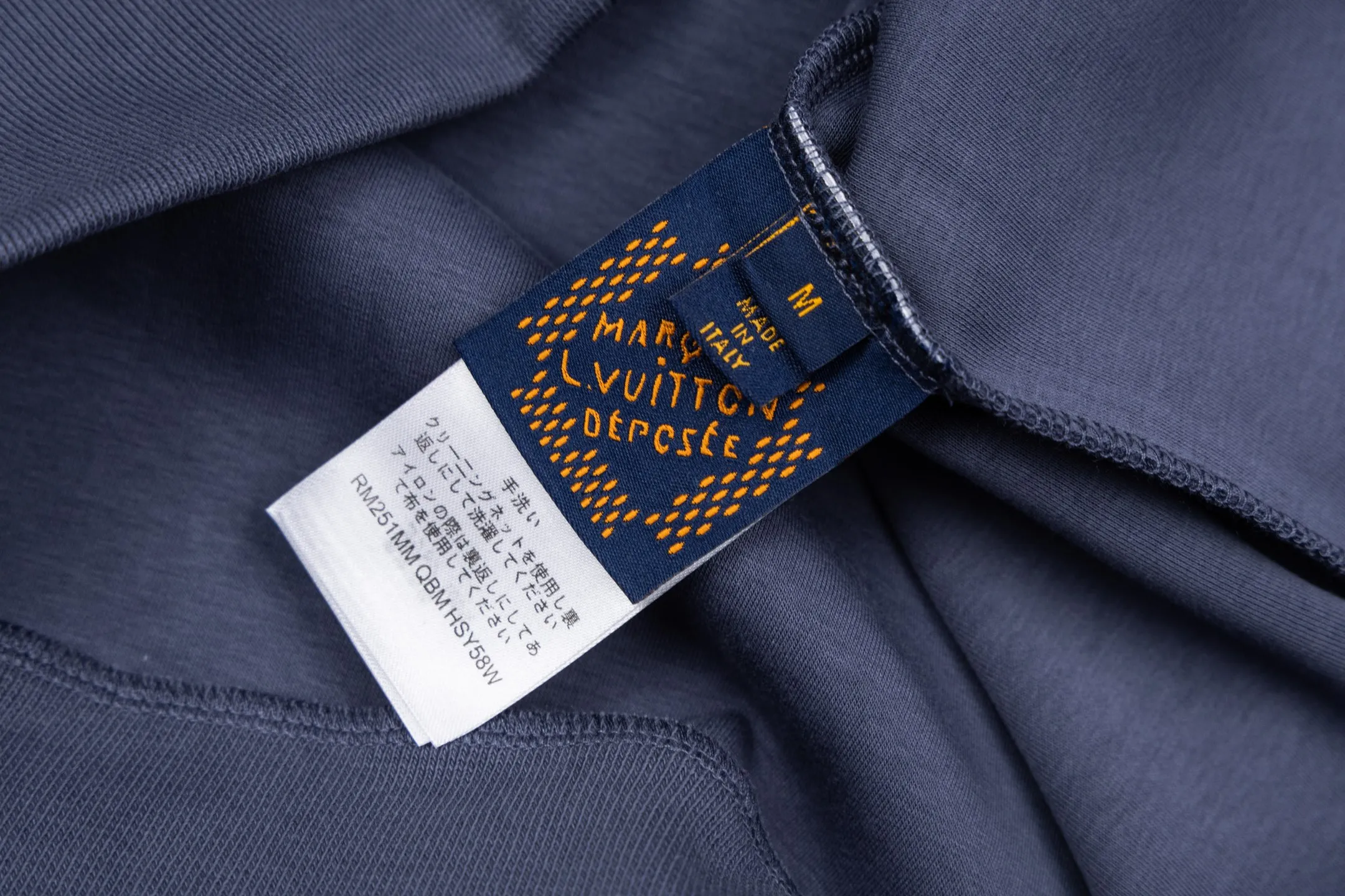 🅿️480 1v logo embroidered pearl pendant hooded jacket (grey blue) The original purchase was 12,000 developed. The fabric is made of 36S 400g double yarn double-sided fabric, with 32S 320g double yarn thread. The double yarn double-sided fabric has high quality and delicate feel. This fabric is usually made by winding two yarns, which adds drape and texture to the fabric. It has good breathability and moisture absorption, can effectively wick away sweat, and keep the body dry and comfortable. Marque L Uuitton deposee embroidery on the chest, simple letter pattern embellishment on the chest, and the letter size spacing effect is consistent. Using linen embroidery thread combined with encrypted processing, the embroidery body has a subtle matte visual texture; the embroidery effect is three-dimensional and full. The smaller the embroidery, the more sophisticated and demanding it is. The embroidery thread is made of imported material, which is more flexible and glossy than ordinary embroidery thread; the stitches are clear and smooth, and have a three-dimensional texture effect. The end of the drawstring is embellished with beads, and the zipper front is decorated with beaded Monogram flowers. The entire line has exclusive original developed pearl series accessories, and customized imported pearls of the same size are paired with new lettering metal compositions. String the pearls together according to a certain order and rules, choose high-quality pearls, the beading craftsmanship is fine, the material is safe and harmless, and the pearl beads add highlights. Size:S-M-L-XL